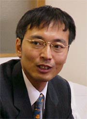市長就任会見で持論を展開する国定市長