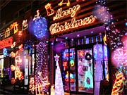 ひときわ目を引く店舗前のイルミネーション