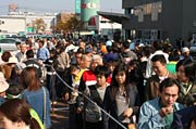 ジャンボとん汁に並ぶ長蛇の列
