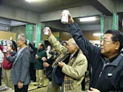 乾杯する支持者