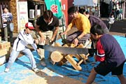 新小路で丸太早切り競争に挑戦する子どもたち