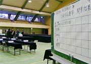 三条市厚生福祉会館で開票所の設営準備