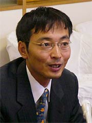 市長就任会見で持論を展開する国定市長