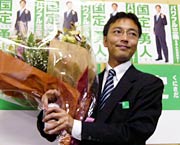 花束を手に国定氏