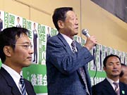 支持者に感謝し、国定氏を激励する後援会長の高橋前市長