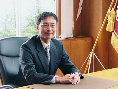 市長室でデスクに座る国定市長