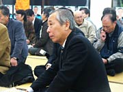 後援会事務所で開票を待つ山井氏
