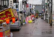 正午過ぎ、数店を残して露店が早々に店じまいし、閑散とした東別院へ続く本寺小路