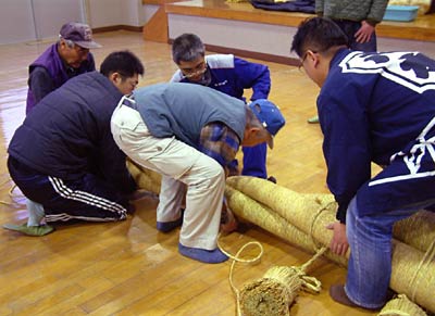 八木ヶ鼻龍神会が八木神社に奉納するしめ縄を製作