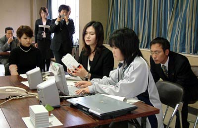 12日に三条市で行われた災害医療実証実験、昼休みを利用して実験を見守る国定市長(右)