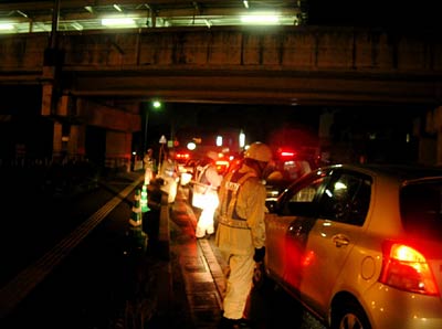 14日行われた三条署の年末特別警戒で北三条駅前に設置した検問