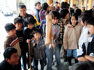 16日、行われた三条市立月岡小学校区のふれあい教室「つくしっ子クラブ」のもちつき大会