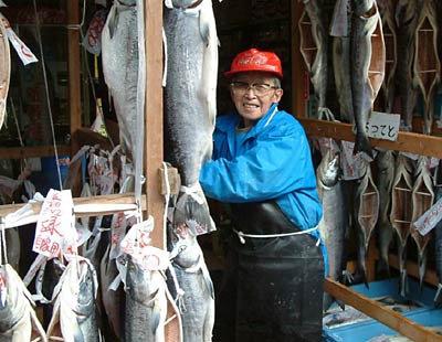 塩引きサケの仕込みが最盛期で忙しく働く「あおせん」の店主、青柳さん
