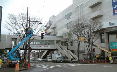 三条市・パルム1とパルム2の間で行われているイルミネーションの設置作業