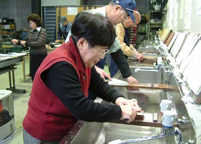 年の瀬を迎えて盛況の三条鍛冶道場の包丁研ぎ教室