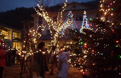 23日、大浦小学校で行われた「クリスマスイルミネーション in 大浦」で点灯した正面玄関前のイルミネーション