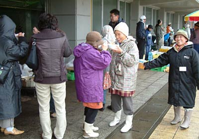 3日のしみん朝市、雪降る寒波のなかで湯気の上がるとん汁、ナメコ汁に自然と笑顔があふれる