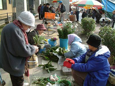 早くも正月用品を求める人が目立った22日の二・七の定期市