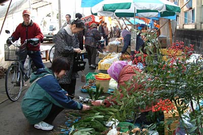 大みそかの31日、三条市・中央市場で開かれた歳末臨時市