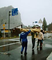 八木ヶ鼻を左に見てできあがったばかりのしめ縄をかつぎ、八木神社へ運ぶ