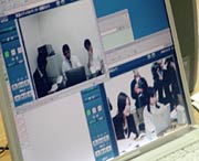 パソコン画面に表示された上が筑波メディカルセンター、下が三条市のライブ映像