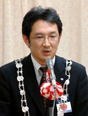 2007年度理事長の信任を受けてあいさつする安田さん
