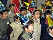 合唱する園児