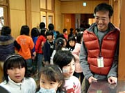 見学の国定市長もお手伝い