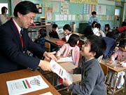 通知表を受け取る4年1組の児童