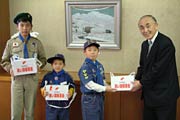 ボーイスカウト加茂第1団から募金箱を小池市長へ