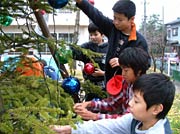 飾り付けに集中する児童