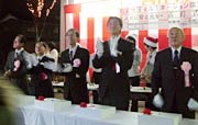 点灯式で点灯スイッチを押す堀県三条地域振興局長や国定三条市長