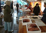 好調な売れ行きで品薄になった鮮魚店