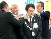 歴代理事長からプレジデントリーフを受ける安田さん