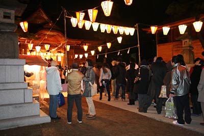 二年参りで行列が境内の外まで延びる三条市・八幡宮