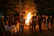 本成寺で焼納場の火を囲む参拝者