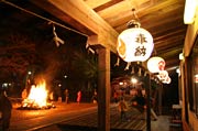 燕市・金山神社は焼納場でするめを焼く人も