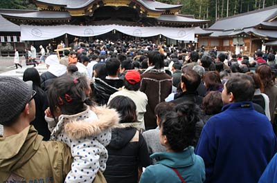 弥彦神社の元日の初詣、渋滞に行列とようやく拝殿にたどり着いた参拝客