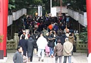 一の鳥居をくぐって参拝へ