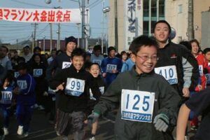 986人が参加して1日、行われた三条市元旦マラソン大会のスタート