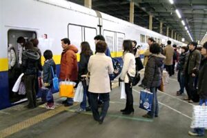 Uターンラッシュの3日のJR燕三条駅ホーム