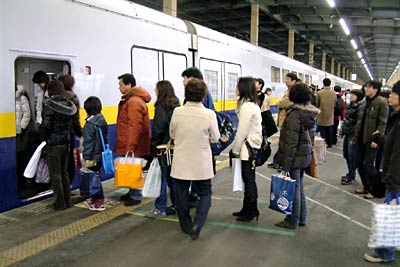 Uターンラッシュの3日のJR燕三条駅ホーム