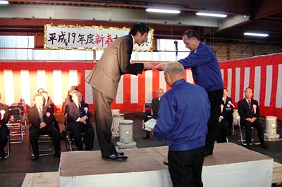 5日行われた三条中央青果卸売市場の初競りで三条市への寄贈の目録を受け取る国定三条市長
