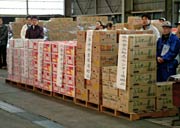 三条市への寄贈された品がぎっしり詰まった段ボール箱