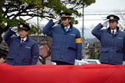 市役所前で観閲する左から村上議長、国定市長、梶総務常任委員長