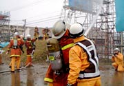 三条市消防本部訓練場で行われた高層建物総合訓練