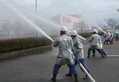 7日行われた燕市消防団の出初め式の放水訓練