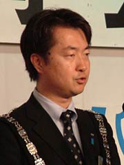 あいさつする小林理事長