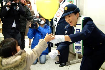 8日、県央サティで分水おいらん道中の信濃太夫、本間さんを一日警察署長に燕署が「110番の日」をPR