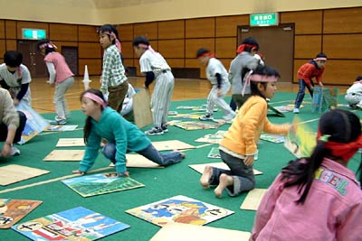 7日開かれた三条市総合型地域スポーツクラブ設立準備委員会主催ジャンボかるた大会